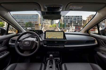 Nowa Toyota Prius Plug-in Hybrid z technologiami, które pomagają zmniejszyć zużycie paliwa i wydłużyć zasięg w trybie EV