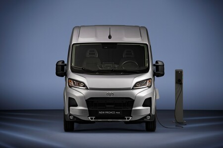 Nowa Toyota PROACE MAX z wydajnymi napędami, pojemną przestrzenią ładunkową i dużymi możliwościami konfiguracji