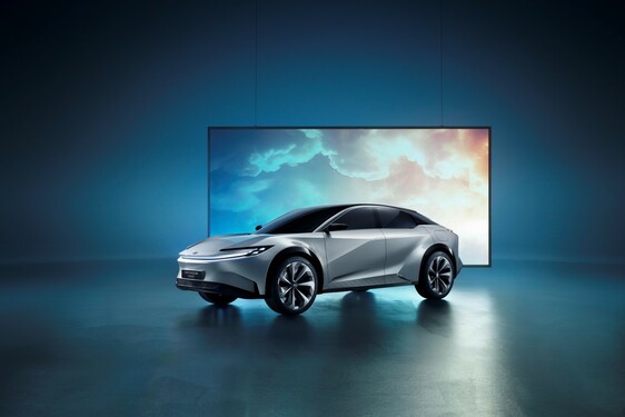 Toyota lanserer nye helelektriske Sport Crossover Concept i Europa
