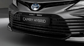 Camry Hybrid prichádza s dynamickejším dizajnom a modernejšími bezpečnostnými technológiami