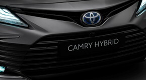 Camry Hybrid prichádza s dynamickejším dizajnom a modernejšími bezpečnostnými technológiami