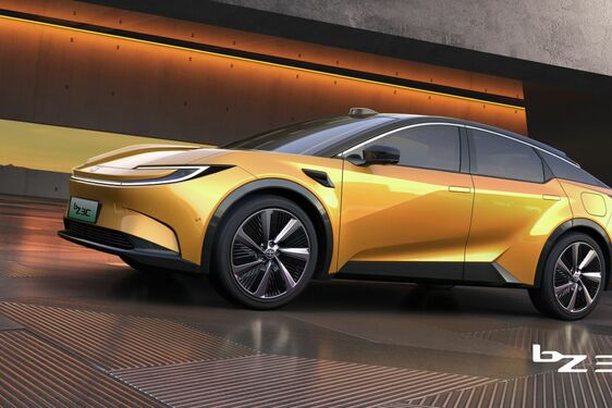 2 vadonatúj, a kínai piacra szánt akkumulátoros elektromos modellt mutatott be a Toyota a Pekingi Autószalonon