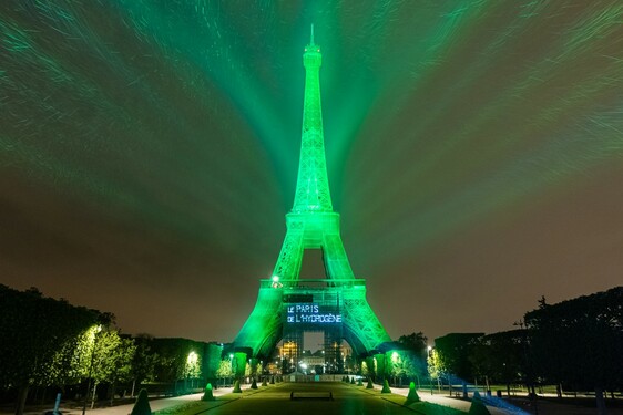 Eiffelovu vežu rozžiarilo svetlo z vodíka