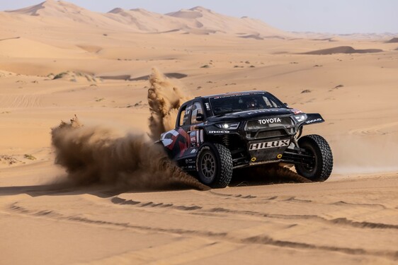 Pár nap múlva kezdetét veszi a Dakar Rally, amelyen a Toyota öt gyári csapattal méreti meg magát