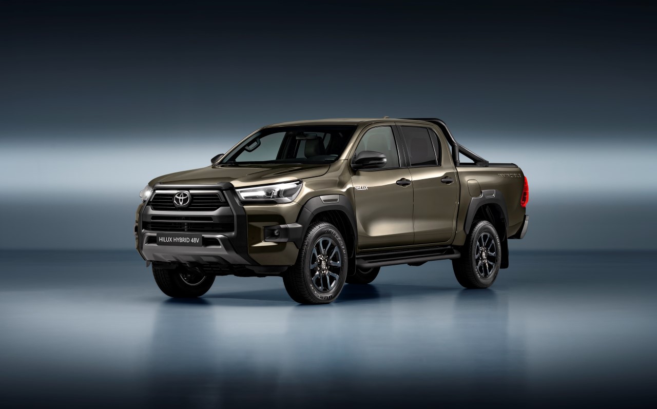 Kultovní Toyota Hilux je tu poprvé s hybridním motorem
