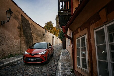 Hybridy výhodněji: Ke státní podpoře nabízí Toyota i vlastní hybridní dotace