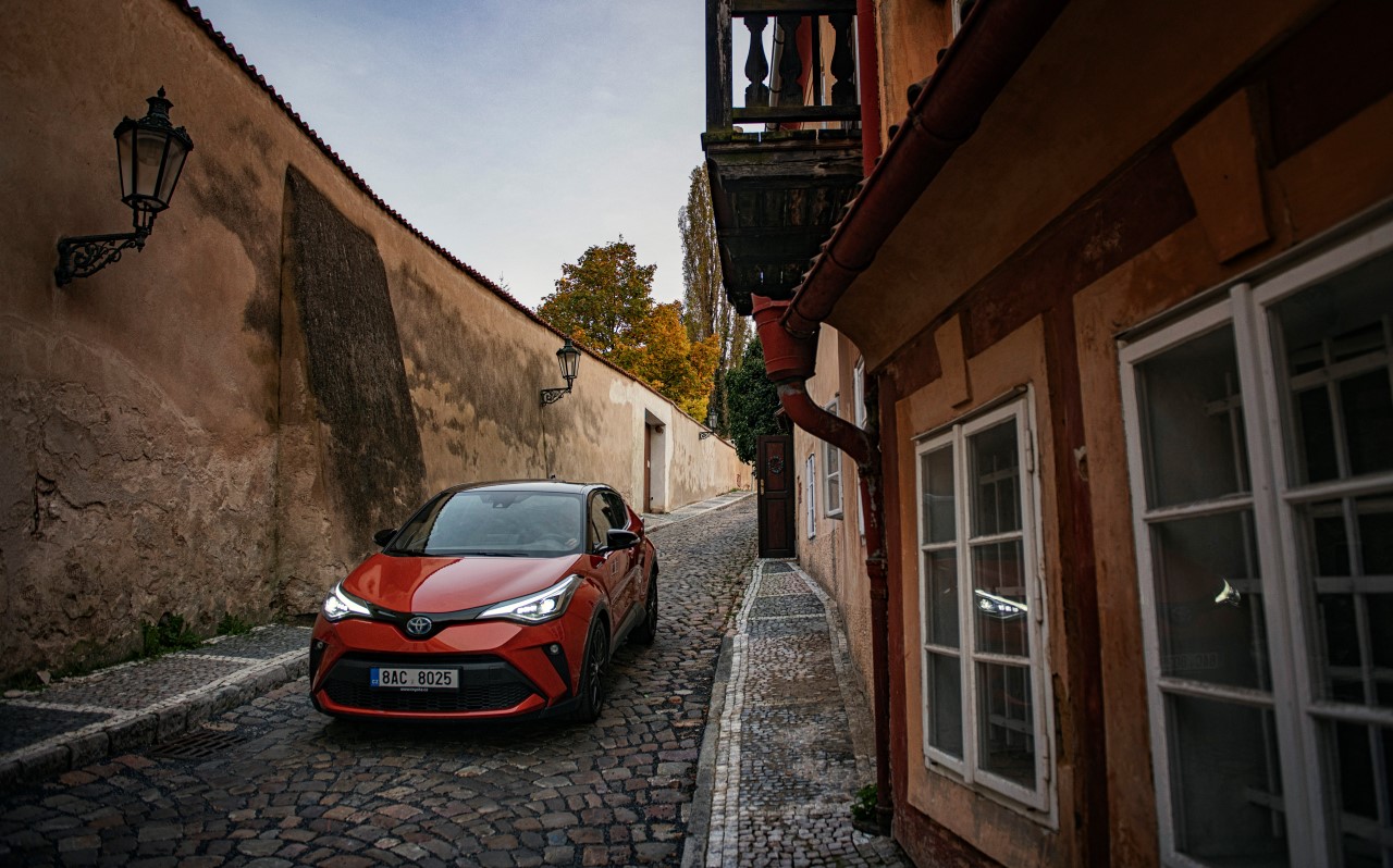 Hybridy výhodněji: Ke státní podpoře nabízí Toyota i vlastní hybridní dotace