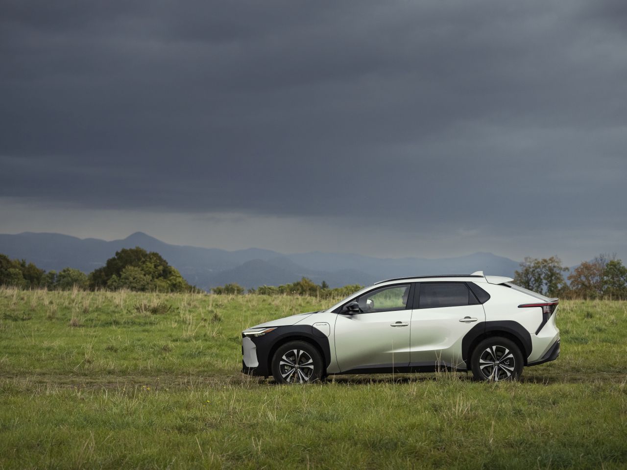 Hybridy výhodněji: Ke státní podpoře nabízí Toyota i vlastní hybridní dotace