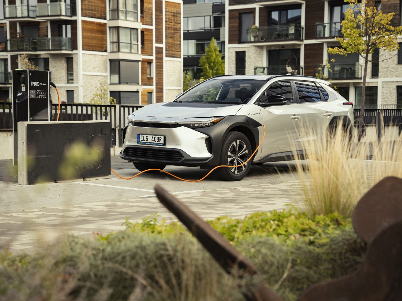 Toyota nadělila elektrickému bZ4X rychlejší nabíjení a větší pohodlí 