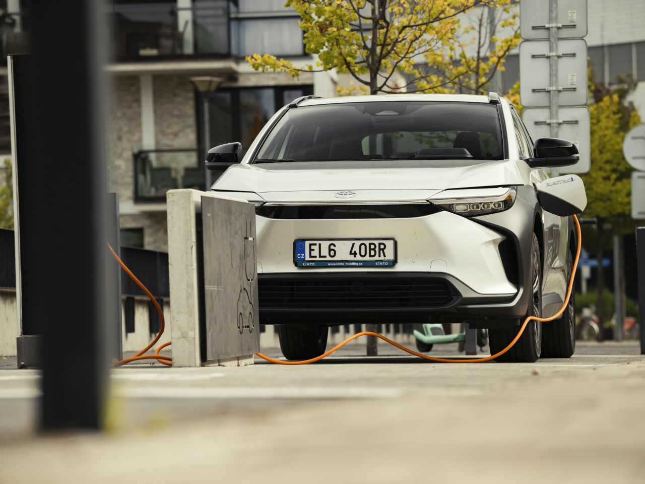 Toyota nadělila elektrickému bZ4X rychlejší nabíjení a větší pohodlí 