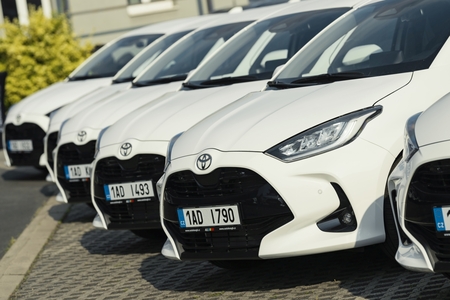 Toyota dodala 35 hybridních Yarisů české firmě ACCOM