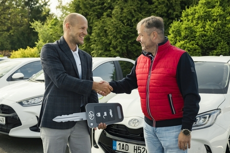 Toyota dodala 35 hybridních Yarisů české firmě ACCOM