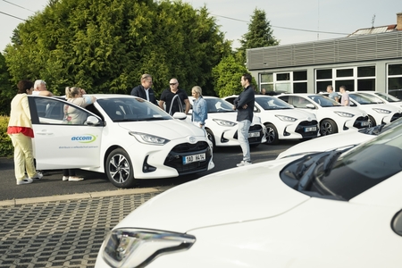 Toyota dodala 35 hybridních Yarisů české firmě ACCOM