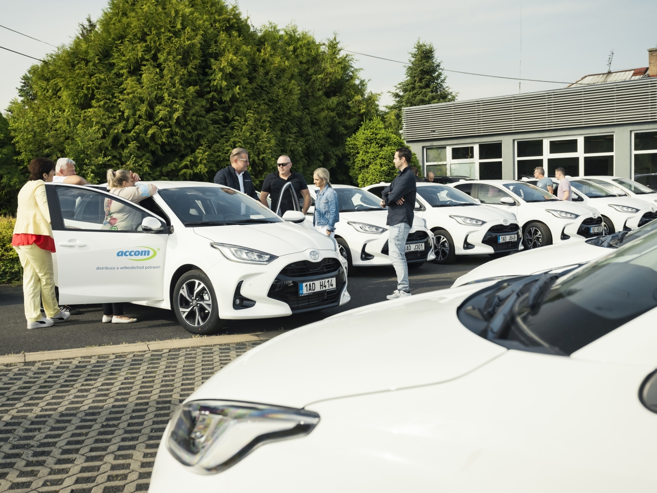 Toyota dodala 35 hybridních Yarisů české firmě ACCOM