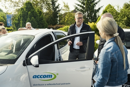 Toyota dodala 35 hybridních Yarisů české firmě ACCOM