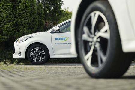Toyota dodala 35 hybridních Yarisů české firmě ACCOM