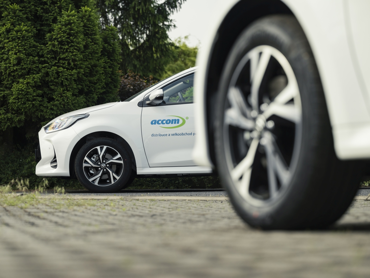 Toyota dodala 35 hybridních Yarisů české firmě ACCOM