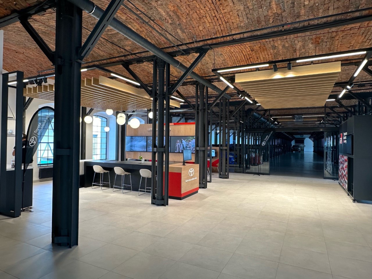 Prodejce Toyoty Autostyl otevřel v Trutnově unikátní prémiový showroom pro ojeté vozy