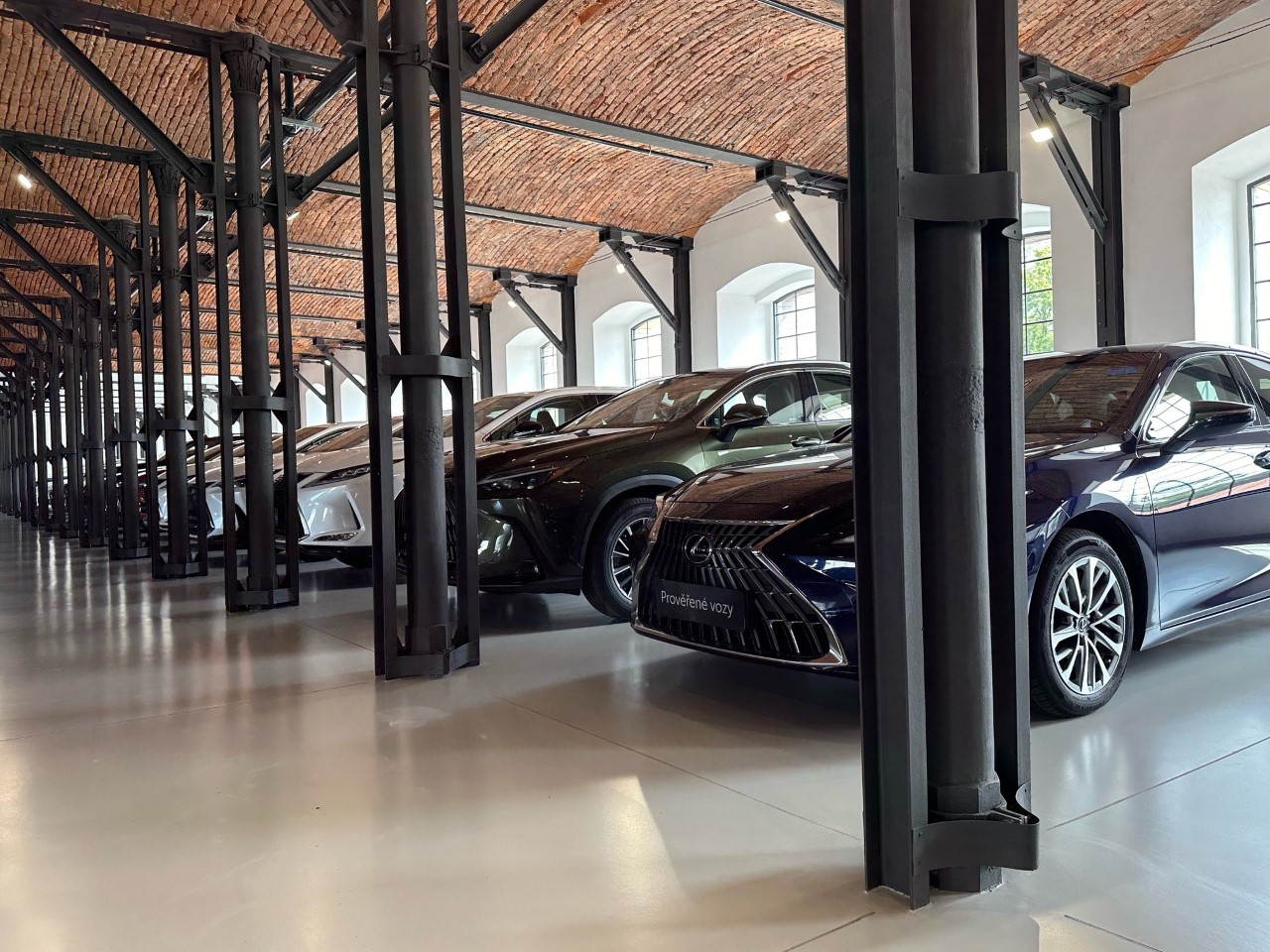 Prodejce Toyoty Autostyl otevřel v Trutnově unikátní prémiový showroom pro ojeté vozy