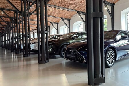 Prodejce Toyoty Autostyl otevřel v Trutnově unikátní prémiový showroom pro ojeté vozy