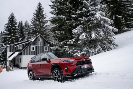 Nechte svůj vůz před sezónou zkontrolovat, zimní kola i příslušenství pořídíte za nižší ceny