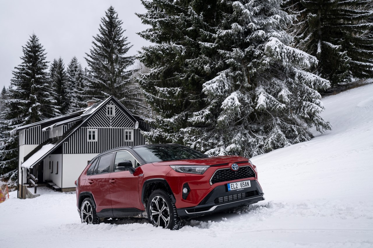 Nechte svůj vůz před sezónou zkontrolovat, zimní kola i příslušenství pořídíte za nižší ceny