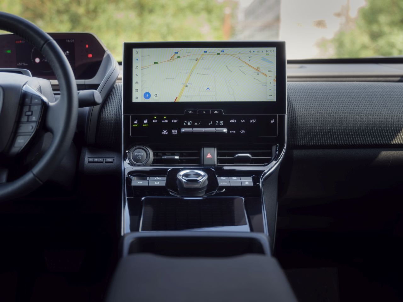 Toyota dodá státním úřadům až 515 elektromobilů Toyota bZ4X