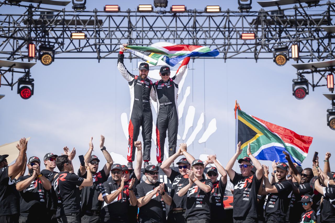 Vozy Toyota vybojovaly na Dakaru 2025 první dvě místa: Al Rajhi vítězí a Lategan je druhý