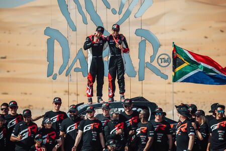 Vozy Toyota vybojovaly na Dakaru 2025 první dvě místa: Al Rajhi vítězí a Lategan je druhý