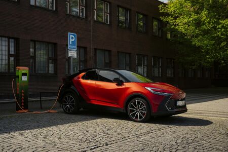 Plug-in hybridní pohon je teď cenově ještě dostupnější. Seznamte se s modely Toyota C-HR, RAV4 a Prius v atraktivní akční nabídce