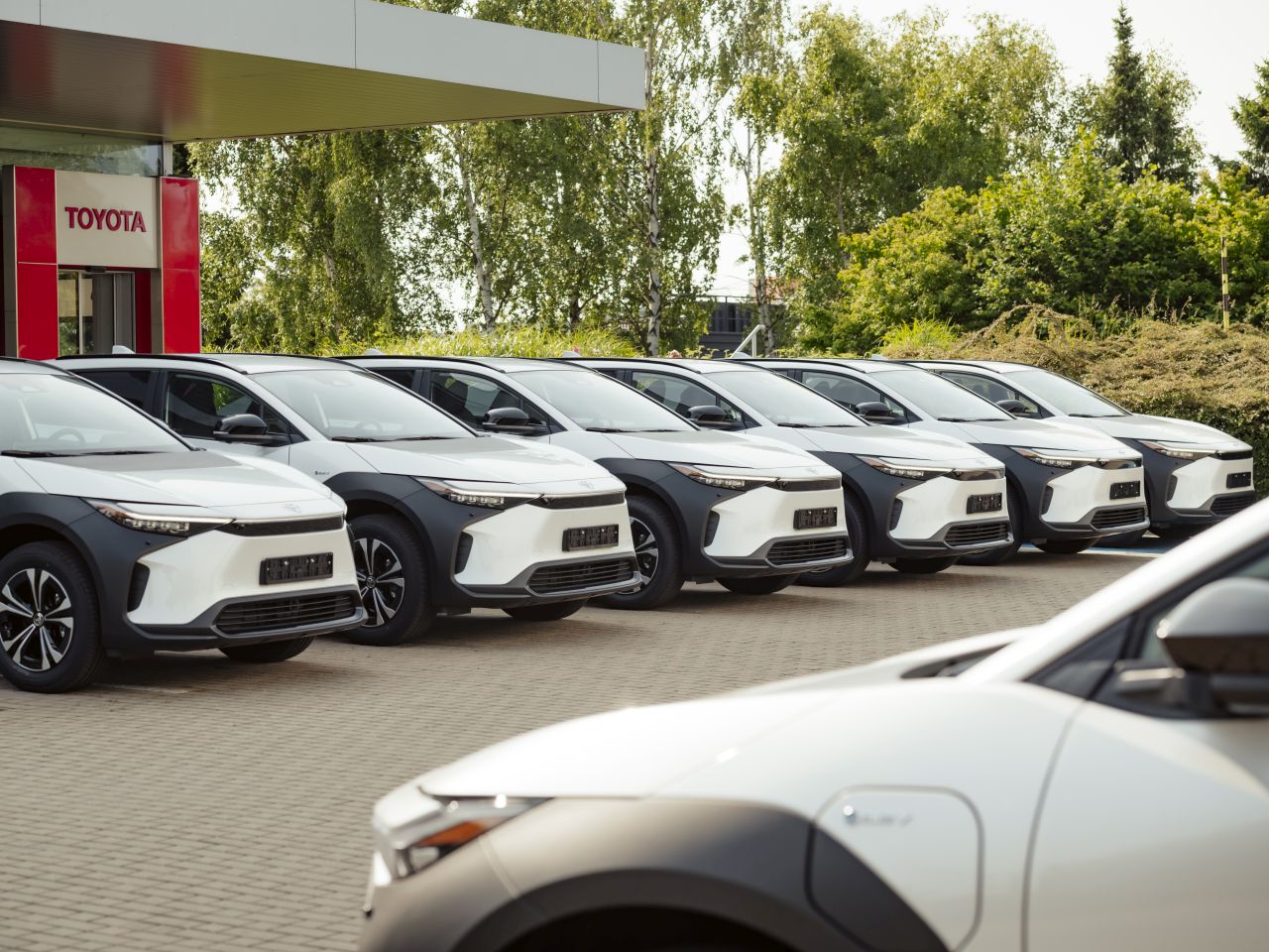 Toyota zahájila předávání elektromobilů bZ4X pro stát