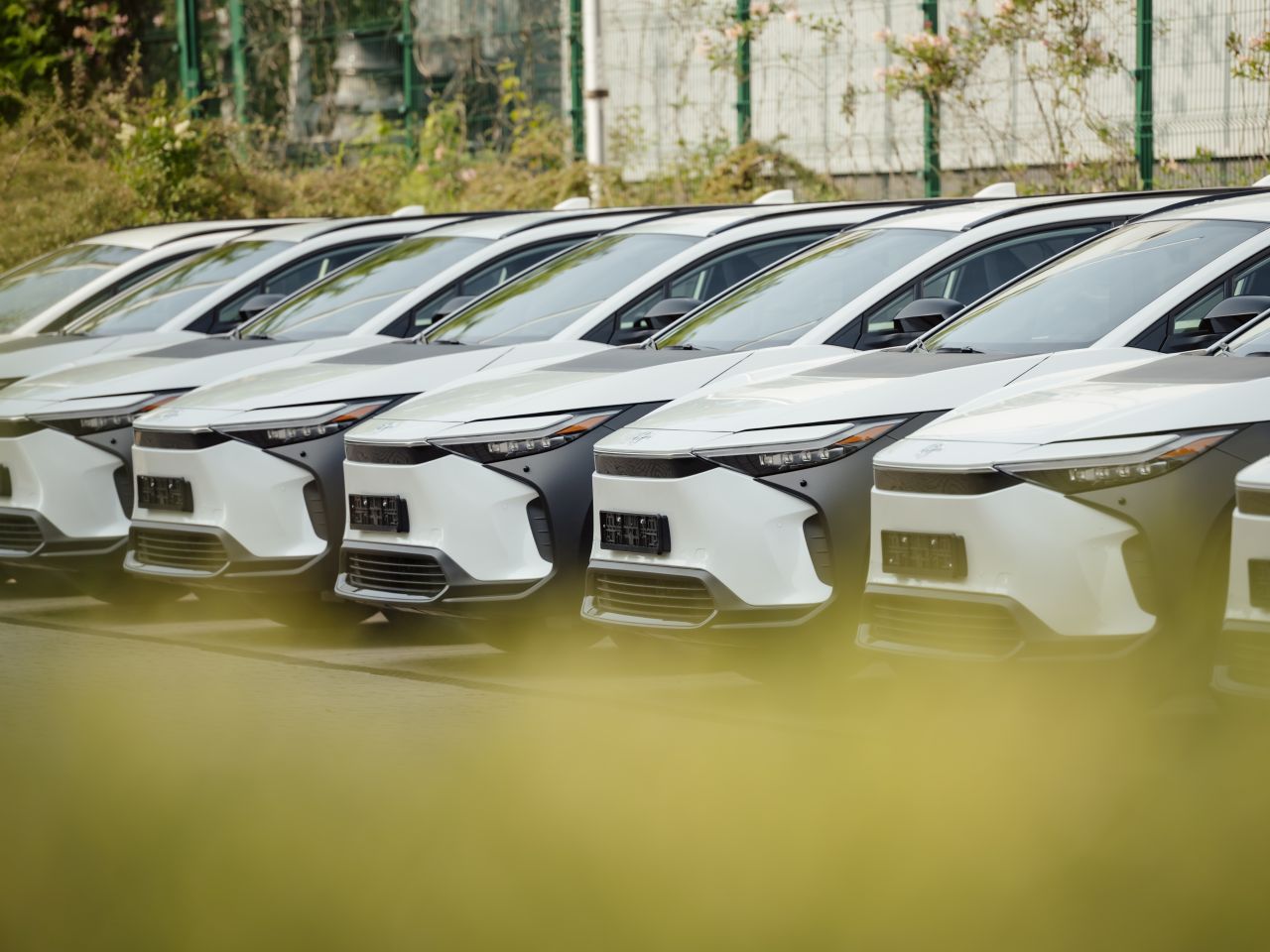 Toyota zahájila předávání elektromobilů bZ4X pro stát