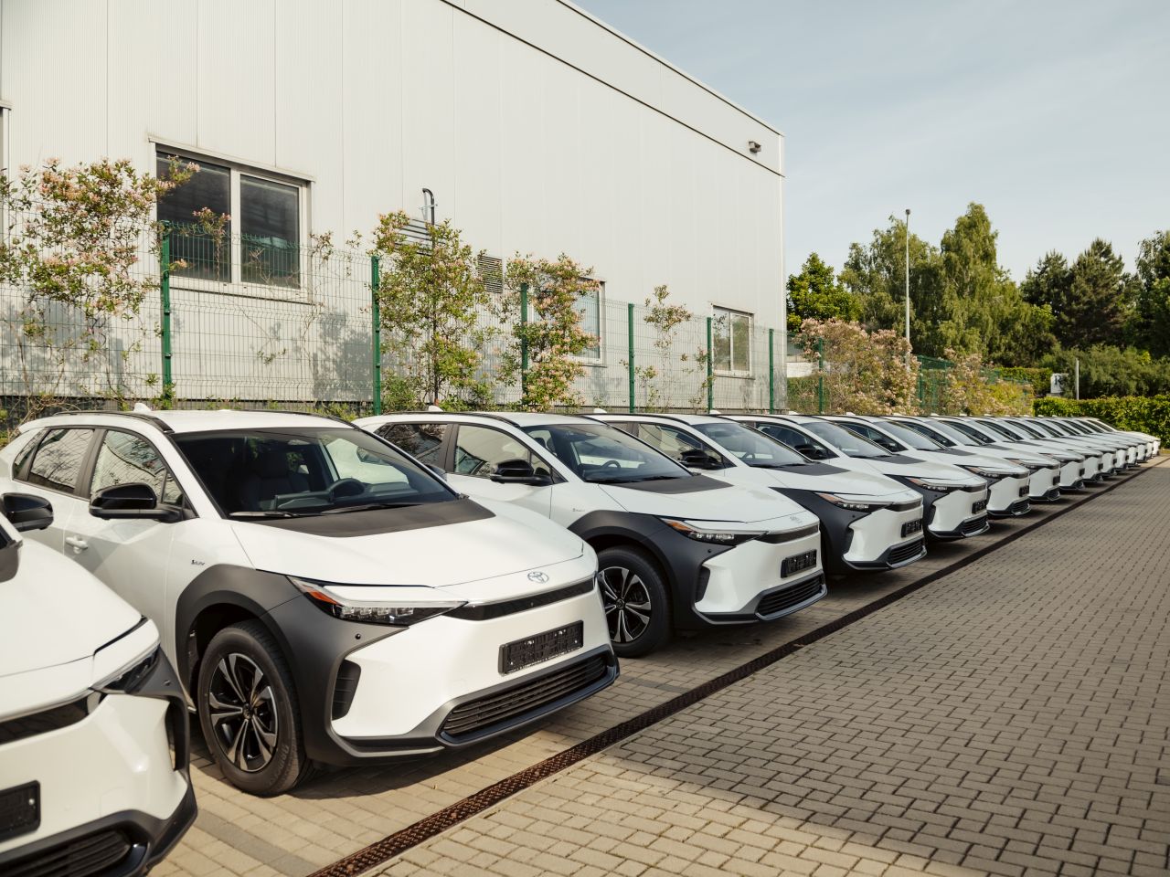 Toyota zahájila předávání elektromobilů bZ4X pro stát