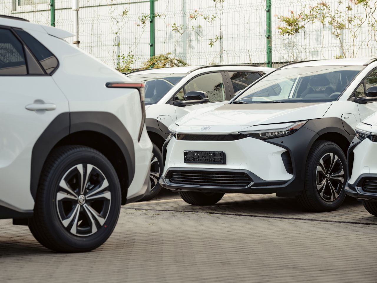 Toyota zahájila předávání elektromobilů bZ4X pro stát