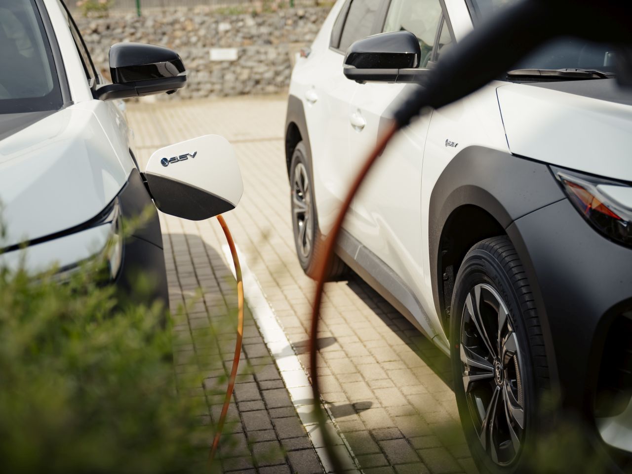 Toyota zahájila předávání elektromobilů bZ4X pro stát