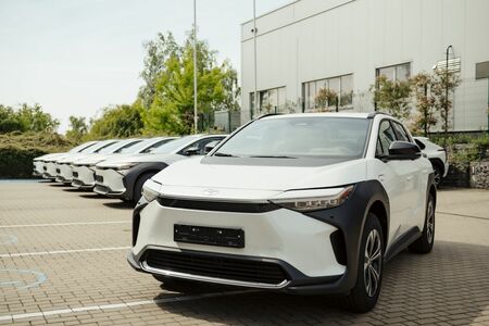 Toyota zahájila předávání elektromobilů bZ4X pro stát