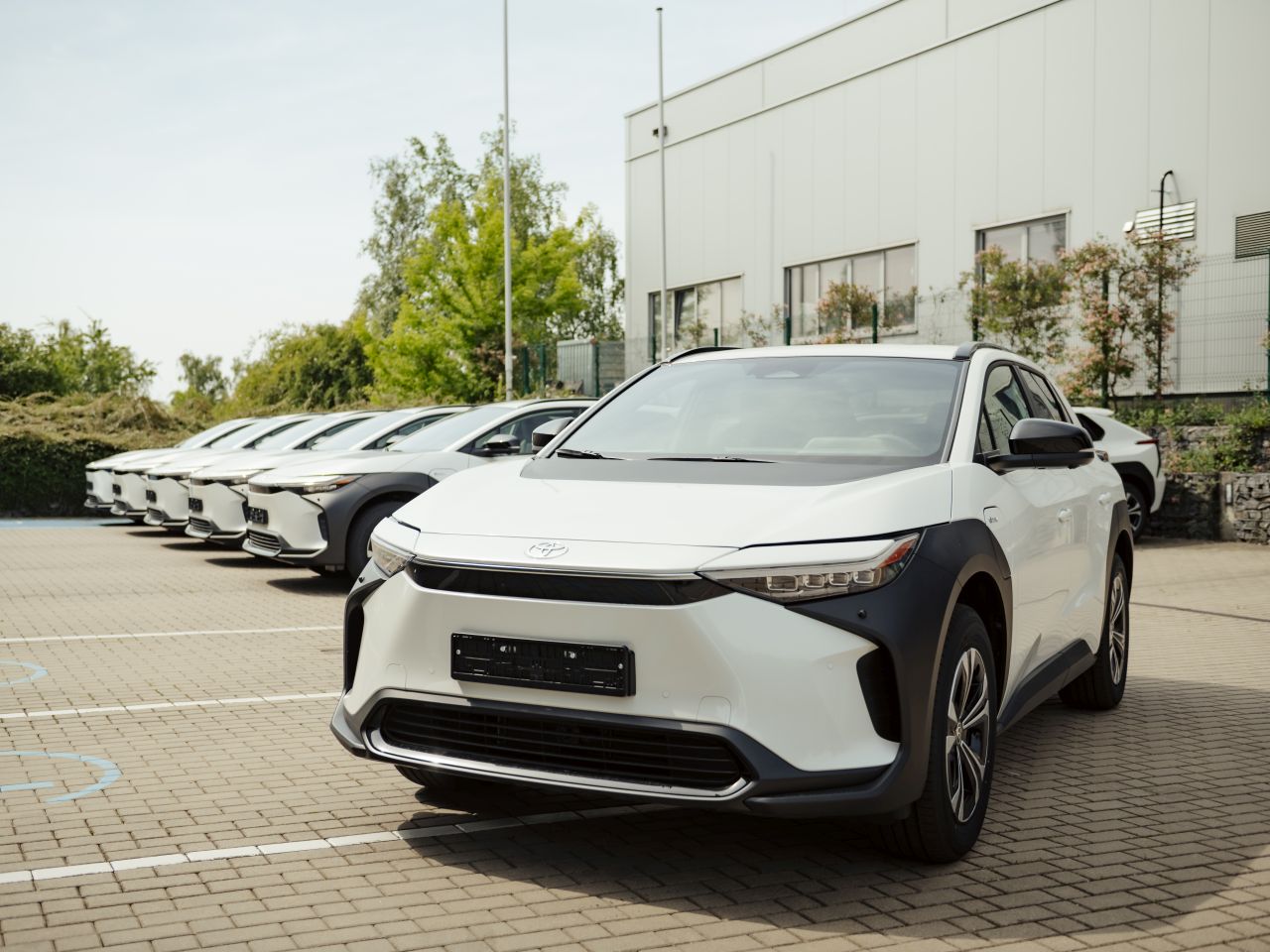 Toyota zahájila předávání elektromobilů bZ4X pro stát