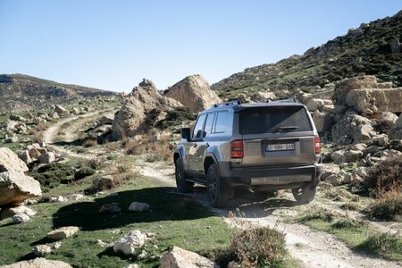 Legendární Land Cruiser se poprvé představuje s hybridním pohonem 