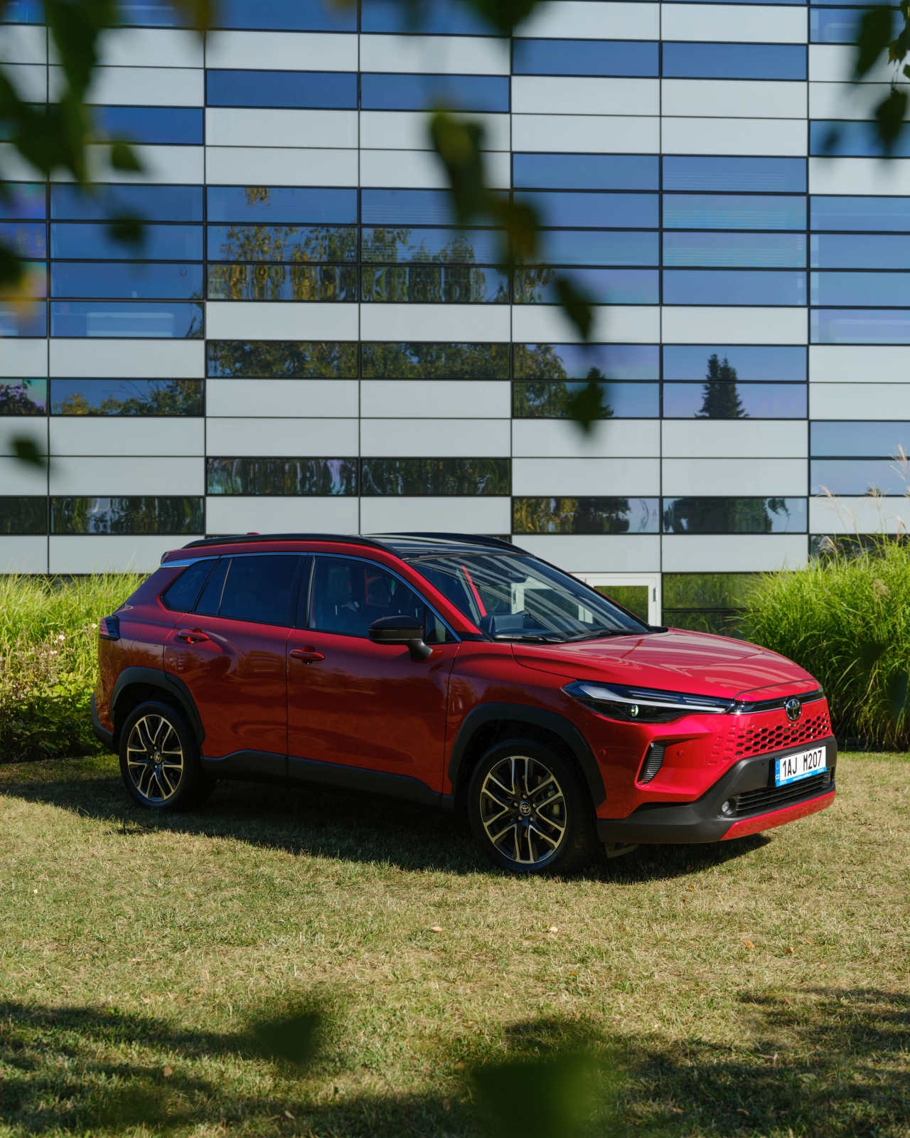 Toyota Corolla Cross už za 7500 Kč bez DPH měsíčně, díky operativnímu leasingu KINTO One