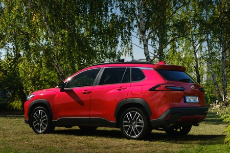 Toyota Corolla Cross už za 7500 Kč bez DPH měsíčně, díky operativnímu leasingu KINTO One