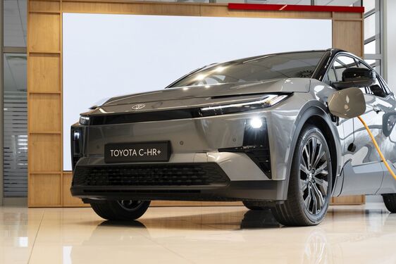 Nová Toyota C-HR+ už má své české ceny, zákazníci ji už mohou objednávat