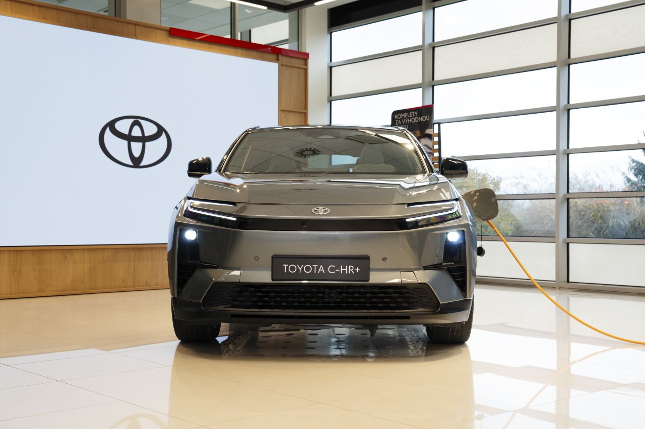 Nová Toyota C-HR+ už má své české ceny, zákazníci ji už mohou objednávat
