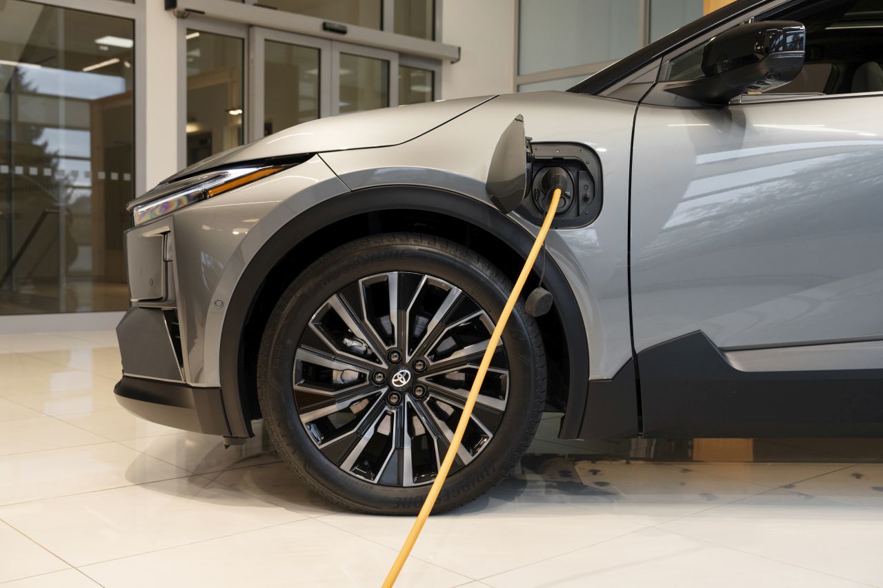 Nová Toyota C-HR+ už má své české ceny, zákazníci ji už mohou objednávat