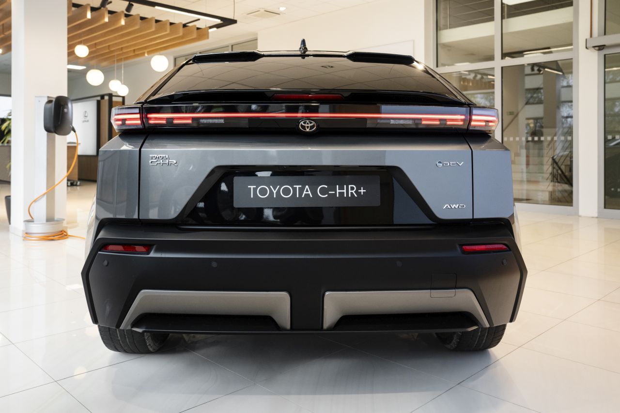 Nová Toyota C-HR+ už má své české ceny, zákazníci ji už mohou objednávat