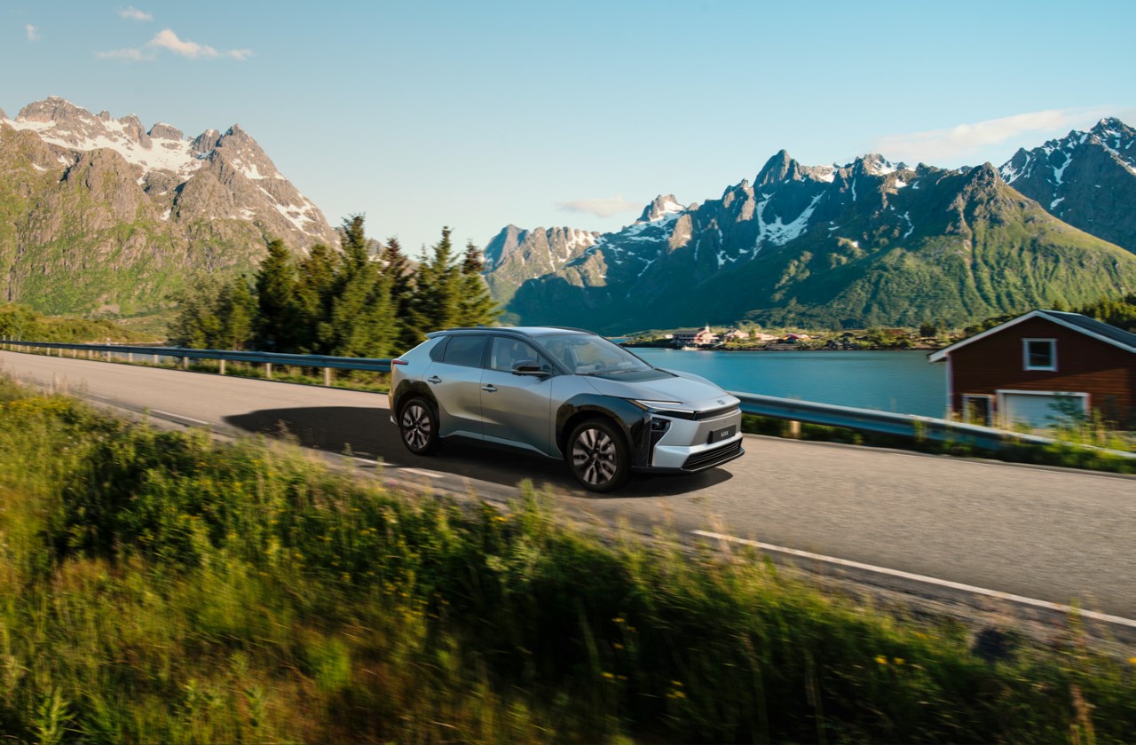 Nejnižší emise na trhu měla loni Toyota