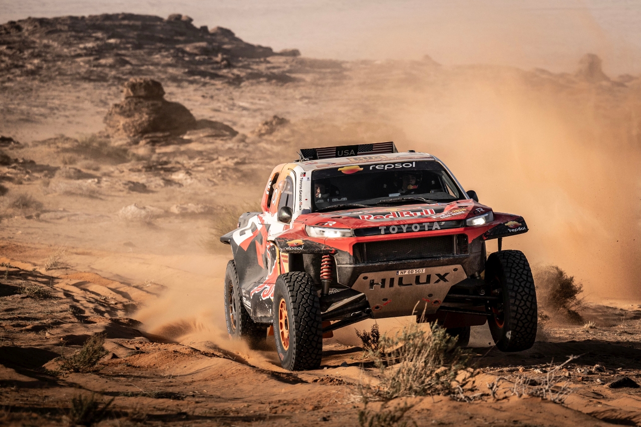  Rallye Dakar 2026: Soutěžní tým TOYOTA GAZOO Racing prokázal odolnost i rychlost v popředí závodního pole