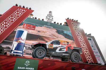  Rallye Dakar 2026: Soutěžní tým TOYOTA GAZOO Racing prokázal odolnost i rychlost v popředí závodního pole