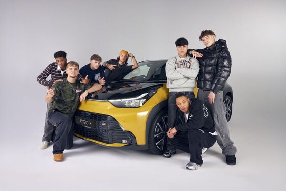 Toyota se spojila s kapelou December 10 na kampaň k modelu Aygo X