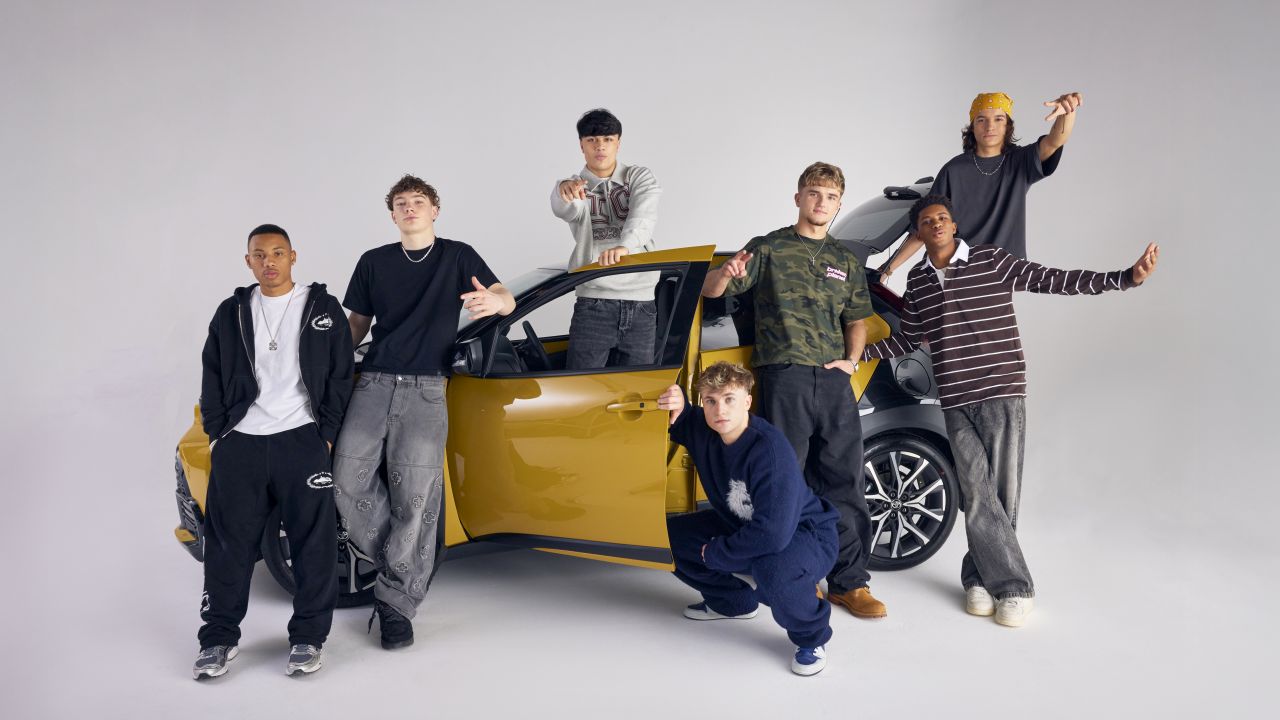 Toyota se spojila s kapelou December 10 na kampaň k modelu Aygo X