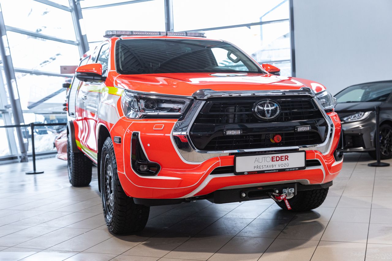 Společnost Auto Eder předala hasičům pět vyprošťovacích vozů Toyota Hilux